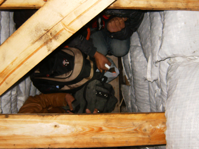 Τους έκρυβε ανάμεσα στα σακιά ελαφρόπετρας