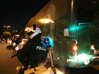 Πέταξαν πέτρες σε λεωφορεία με φιλάθλους