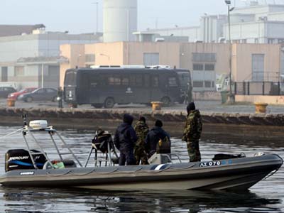 Έλεγχος σε ύποπτο – για μεταφορά όπλων – πλοίο στον Πειραιά