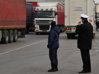 Έκρυβε μετανάστες στο φορτηγό του