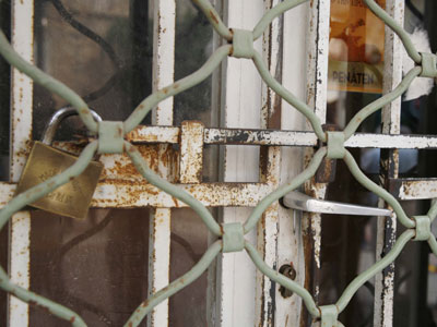 Έφυγαν οι υπάλληλοι και τον κλείδωσαν μέσα