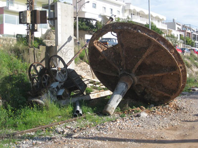 Περίφραξη στην παραλία, σκουπίδια στην θάλασσα