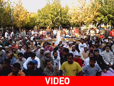 Πέταξαν αυγά και γιαούρτια στους μουσουλμάνους που προσεύχονταν στην πλ. Αττικής Πέταξαν αυγά και γιαούρτια στους μουσουλμάνους που προσεύχονταν στην πλ. Αττικής