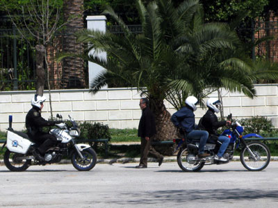 Αστυνομικός καταδίωκε 19χρονο χτυπώντας τον με γκλομπ