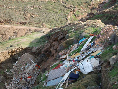 Πετούν τα μπάζα όπου βρουν στη Μύκονο