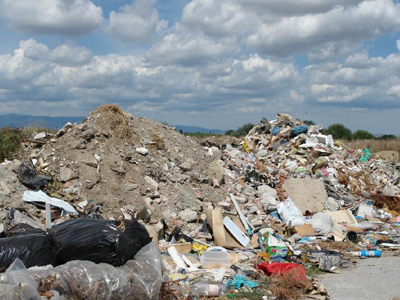 Γεμάτος μπάζα και σκουπίδια ο ιστορικός Λεύκος ποταμός