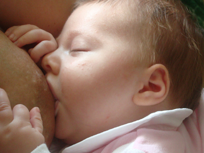 Τα μαιευτήρια «σαμποτάρουν» τον θηλασµό