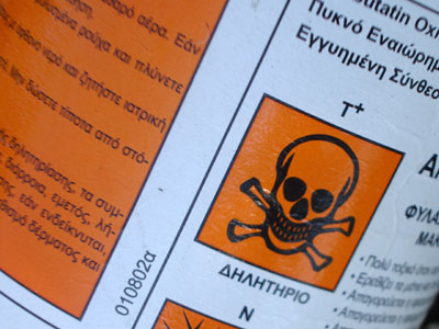 Βρήκαν φιαλίδια με τοξικό εντομοκτόνο στη θάλασσα