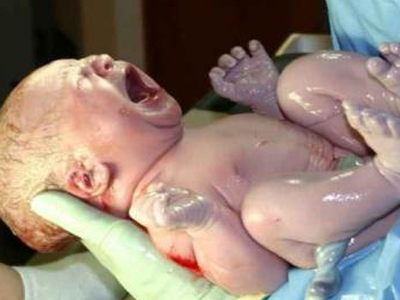 Γέννησε μέσα στο αυτοκίνητο