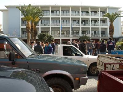 Έκαναν κατάληψη στη Νομαρχία Μαγνησίας