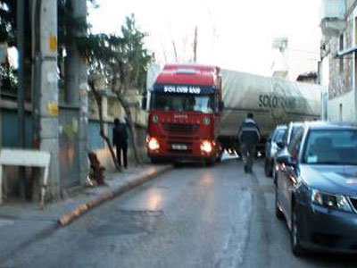 Νταλίκα μπλόκαρε την κίνηση στη Θήβα