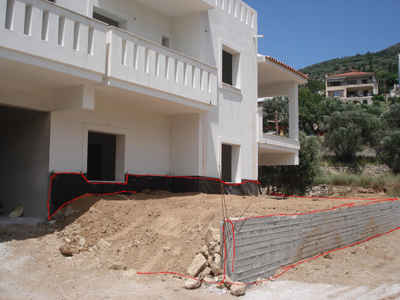 Η προϊσταμένη έχτισε παράνομα