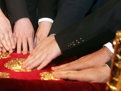 Κατέρρευσε την ώρα που κατέθετε