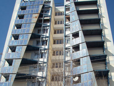 Έπεσε από τον τέταρτο όροφο στον τρίτο