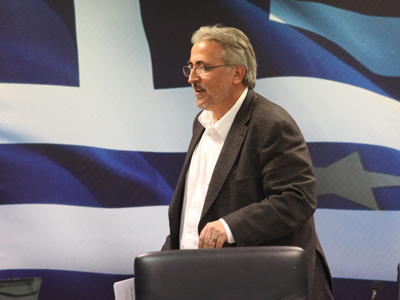 Αντίθετος με τις μειώσεις των αμοιβών στον ιδιωτικό τομέα