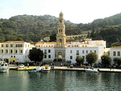 Πετούν μπουκάλια για τον Πανορμίτη