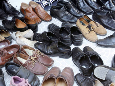 Άδειασε ένα σωρό παπούτσια στην είσοδο της εφορίας