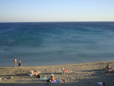 Καθαρίζουν την παραλία της Λάμπης