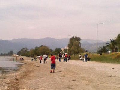 Καθαρίζουν την παραλία του Λούρου