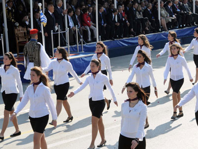 Μολότοφ σε εξέδρα της παρέλασης