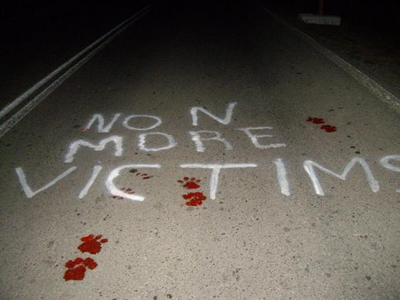 Ματωμένες πατημασιές αφυπνίζουν οδηγούς