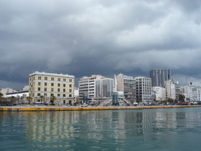 Έκανε ποδαρικό στο λιμάνι του Πειραιά