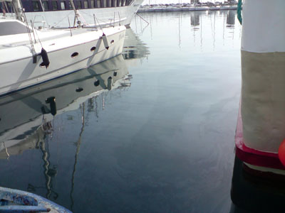 Ρύπανση από πετρελαιοειδή στη μαρίνα Μανδρακίου