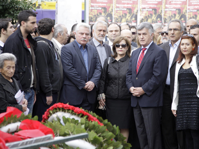 Επιτροπή της Βουλής κατέθεσε στεφάνι