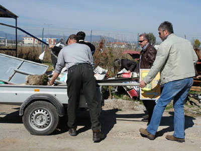 Ξήλωσαν διαφημιστικές πινακίδες