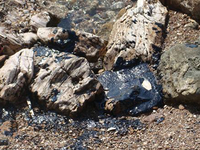 Με πίσσες γέμισαν οι ακτές