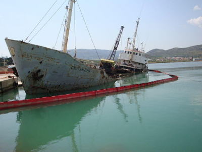 Μισοβυθισμένο απειλεί το περιβάλλον