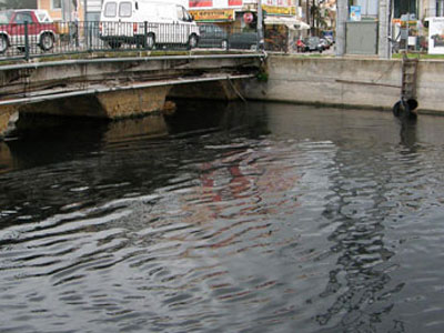 Το ποτάμι μαύρισε