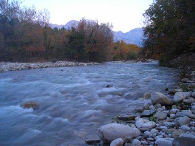 Μολύνεται συστηματικά ο ποταμός Πείρος