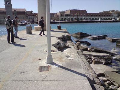 Καταρρέει η προβλήτα της ελαφίνας