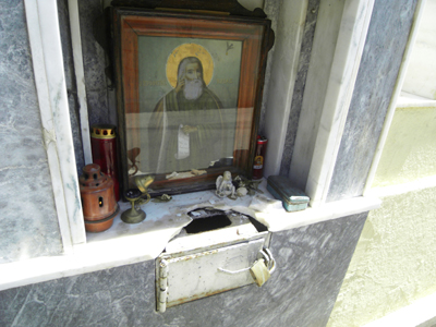 Έσπασαν το προσκυνητάρι με βαριοπούλα