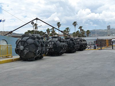 Τους παράτησαν στο λιμάνι