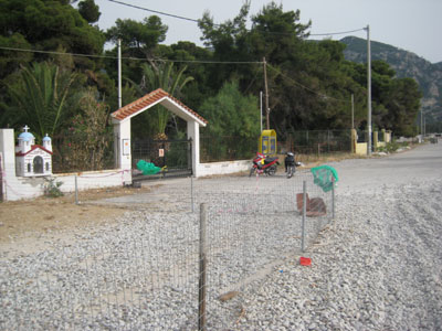 Καταπάτησαν ακόμα και την παραλία της Ψάθας στα Βίλια