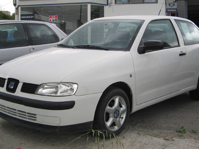 Έσπασε στο ξύλο τον οδηγό, διέλυσε το Ι.Χ.