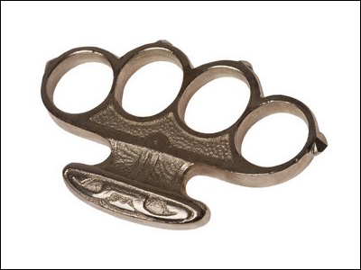 Τους έπιασαν με καδρόνια, λοστάρια και σιδερογροθιές