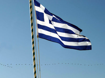 Έσβηναν τσιγάρα πάνω στην ελληνική σημαία