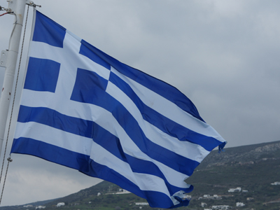 Μεσίστιες οι σημαίες στη μνήμη των νεκρών αστυνομικών