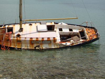 Έσωσαν τους μετανάστες που επέβαιναν στο ημιβυθισμένο σκάφος