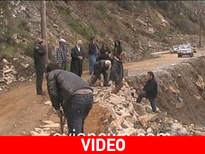 Φτιάχνουν μόνοι τους τον δρόμο