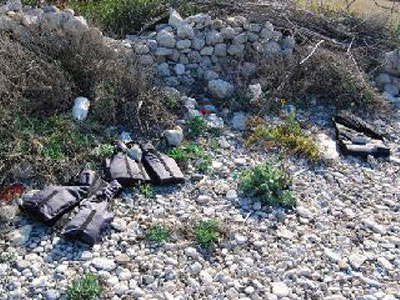 Καθαρίζουν εθελοντικά την παραλία του Κέδρου