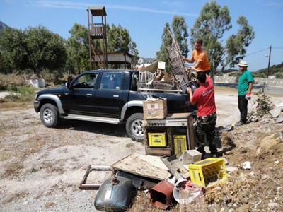 Μάζεψαν σκουπίδια από τα ρέματα
