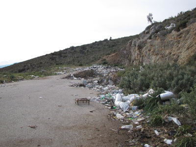 Κάνουν την Καραθώνα χωματερή;