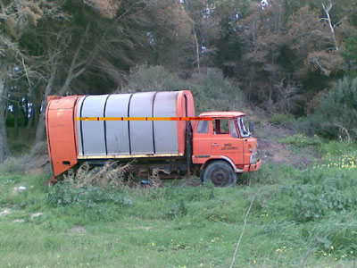 Παράτησαν το παλιό απορριμματοφόρο