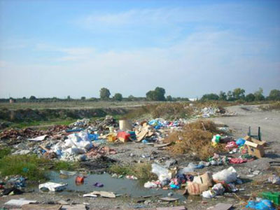 Μπάζα και απορρίματα παντού