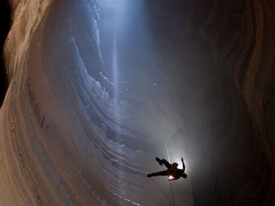 Κατάβαση μέσα σε μια γιγαντιαία σπηλιά Κατάβαση μέσα σε μια γιγαντιαία σπηλιά