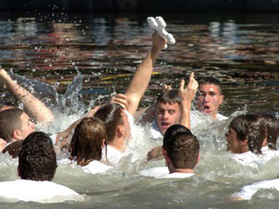 Έπιασε τον σταυρό και τώρα δίνει τη μάχη στην εντατική